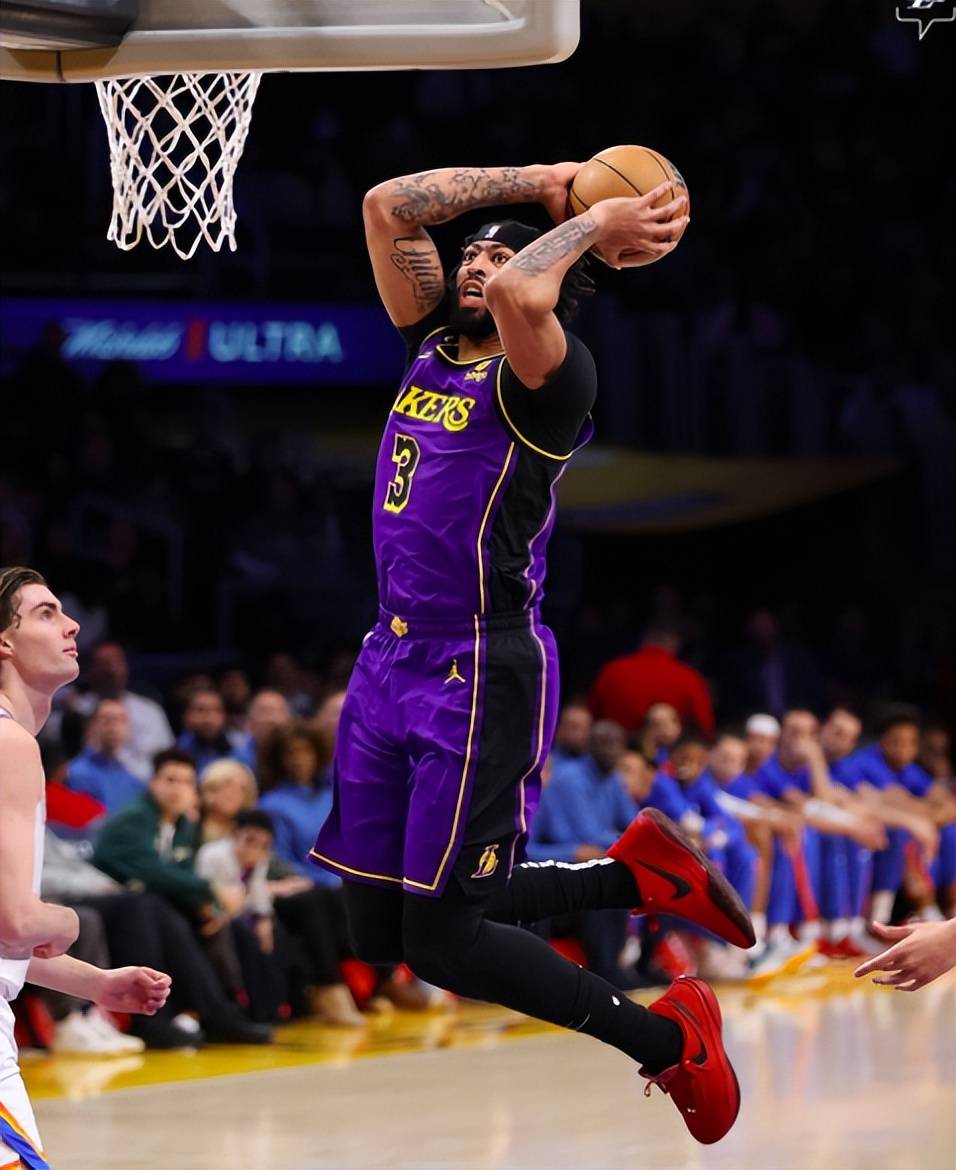 湖人B队翻盘西班牙男篮，克莱制霸全场的简单介绍