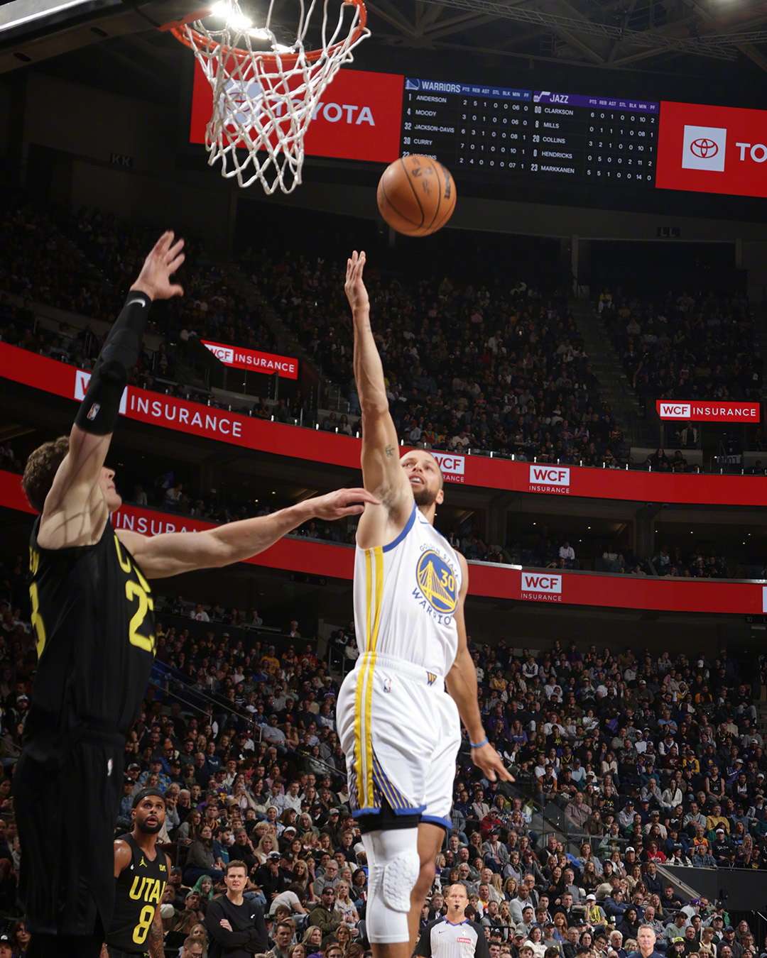 包含勇士吞下三连败，库里努力尝试扭转局势的词条