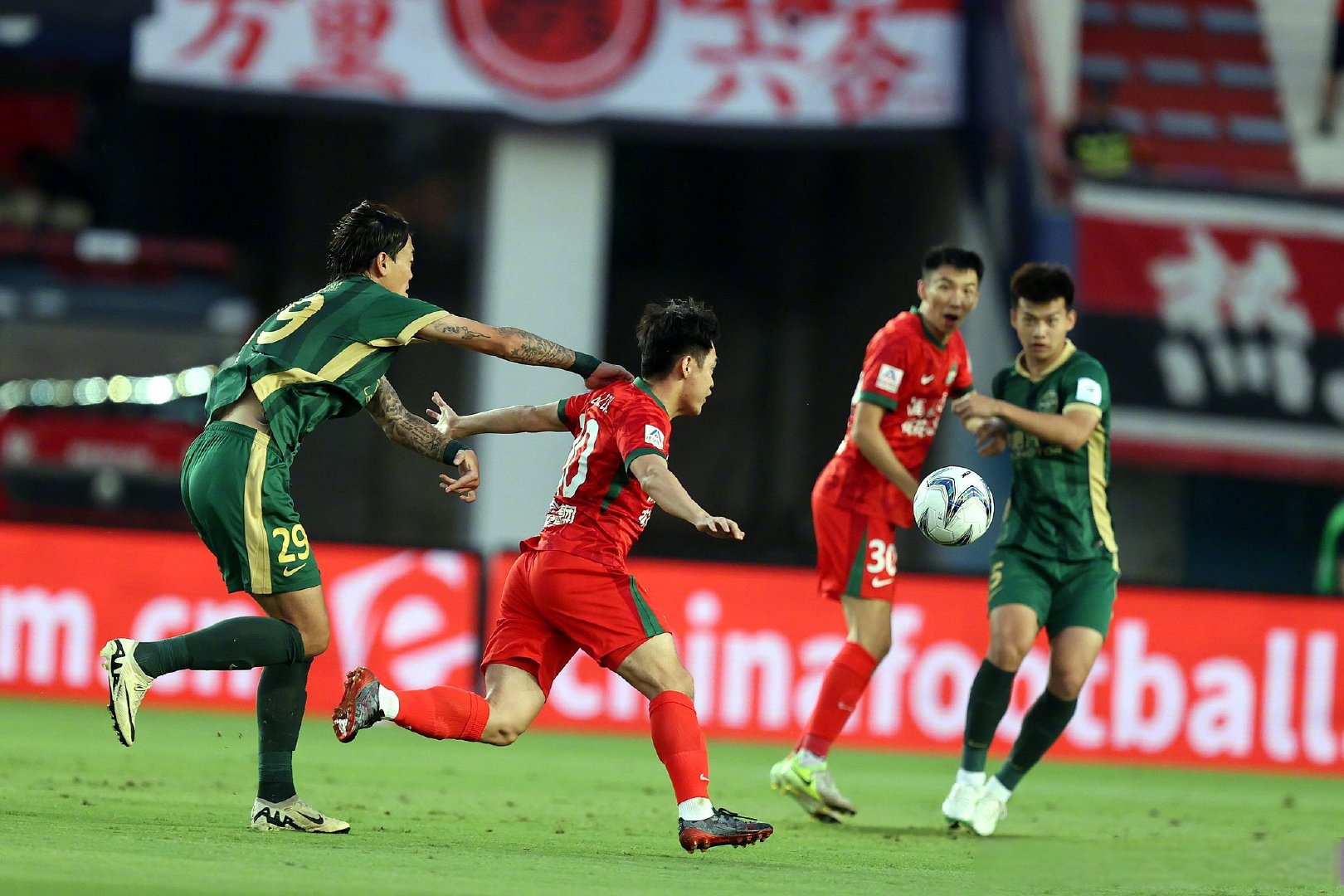 足球赛事热度持续升温,观众沸腾的简单介绍 足球赛事热度持续升温,观众沸腾的简单介绍