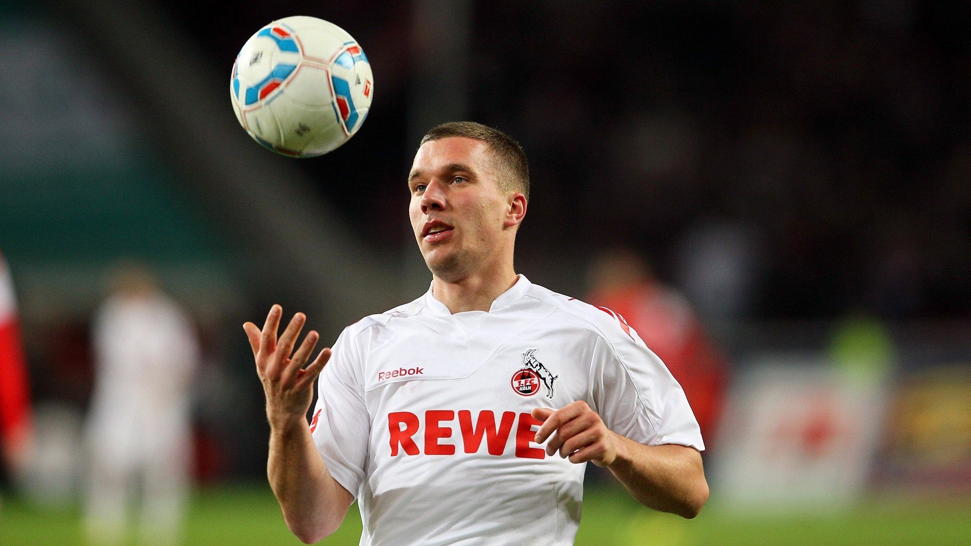 意甲焦点战与广东队淘汰公牛，体育世界的平行叙事